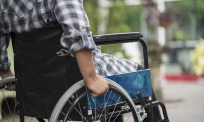 1 close up senior woman hand wheel wheelchair during walk hospital 1 28988419 Oficinas de Inclusão Profissional para Pessoas com Deficiência - Uma Iniciativa de Impacto