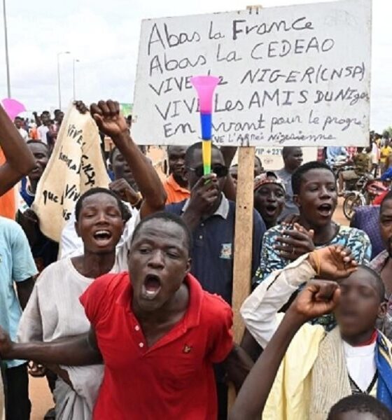 Abaixo a Franca e Viva o Niger diz o cartaz erguido em ato diante de base militar francesa AFP Descolonização Ainda Pendente - A Insurreição do Níger