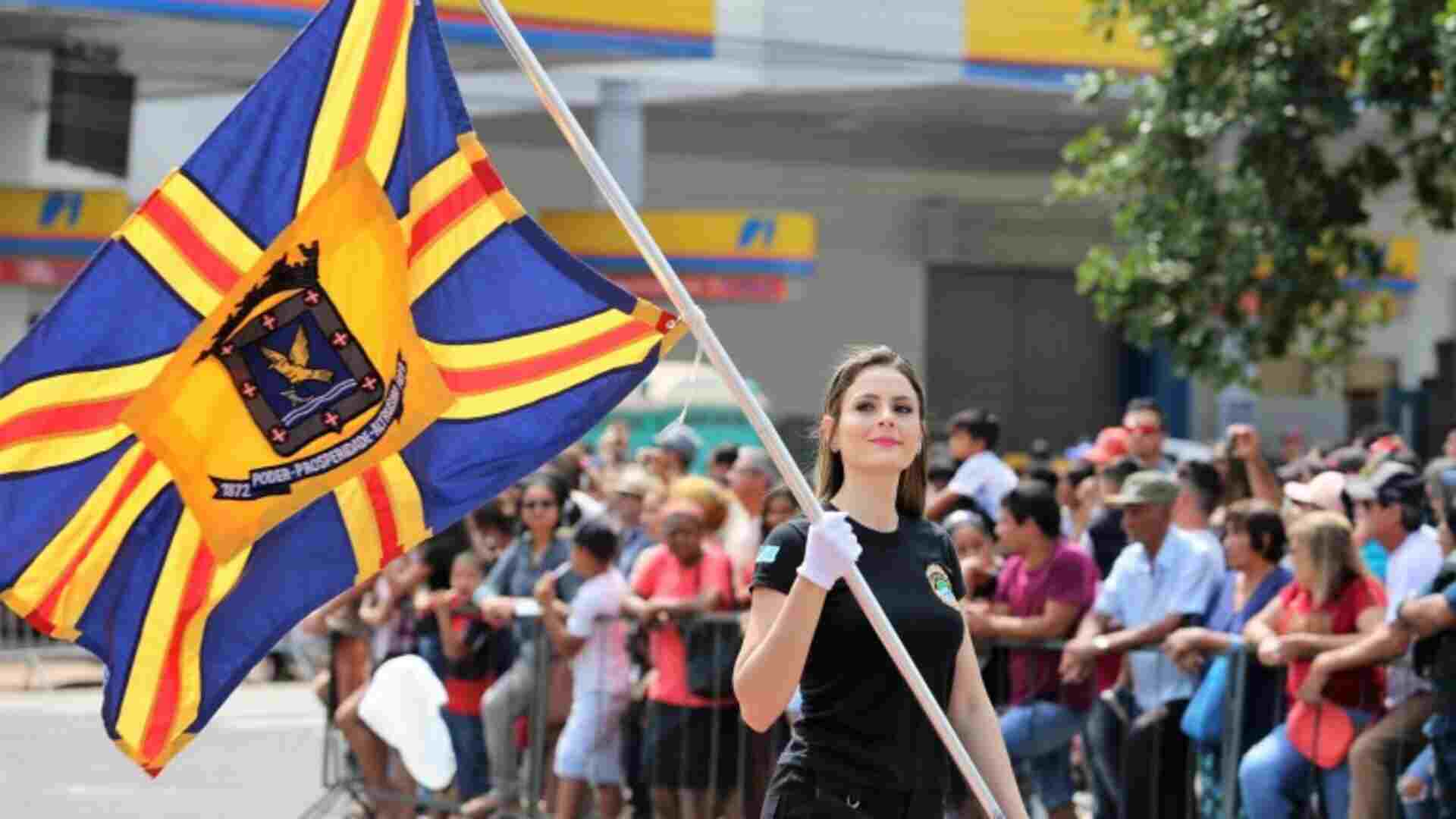 Desfile civico Comemorando o 124º aniversário de Campo Grande com uma variedade de eventos