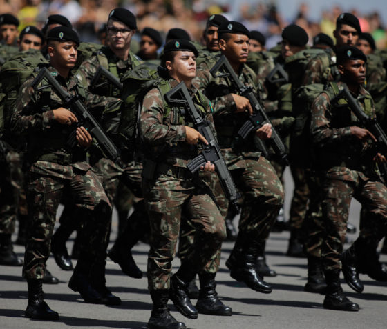 DiaDoExercito QG Militares Exercito DesfileMilitar Ditadura Soldados 848x477 A Recuperação da Imagem do Exército - Profissionalização e o Fim do Serviço Militar Obrigatório