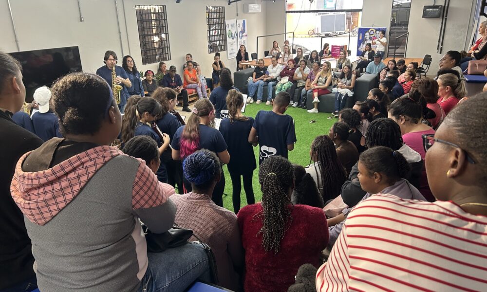 Geral com banda da Slan por Rafael Grun Sarau de Oportunidades - Uma Iniciativa para Ajudar as Famílias de Baixa Renda em Lajeado