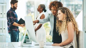 pessoas cooperam entre si em ambiente de trabalho Escola do Trabalhador 4.0 - Alcançando a marca de 1 milhão de inscrições