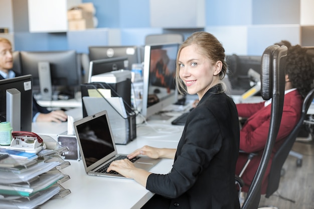 young woman office 102671 1296 Assistente Administrativo - Backoffice - Uma Profissão em Ascensão