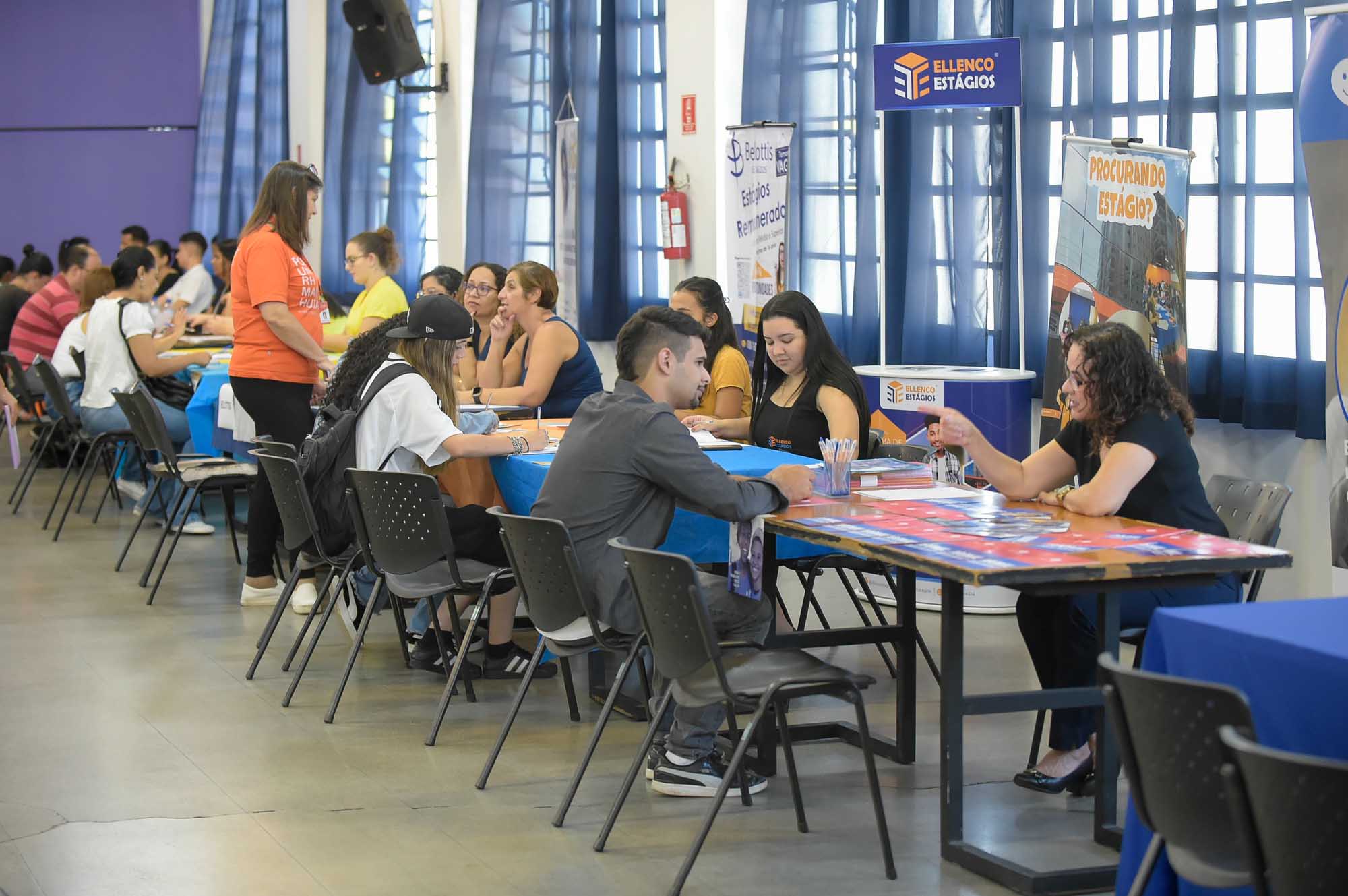 Guarulhos Impulsiona Empregos - Evento Profissional Conecta Milhares a Novas Oportunidades