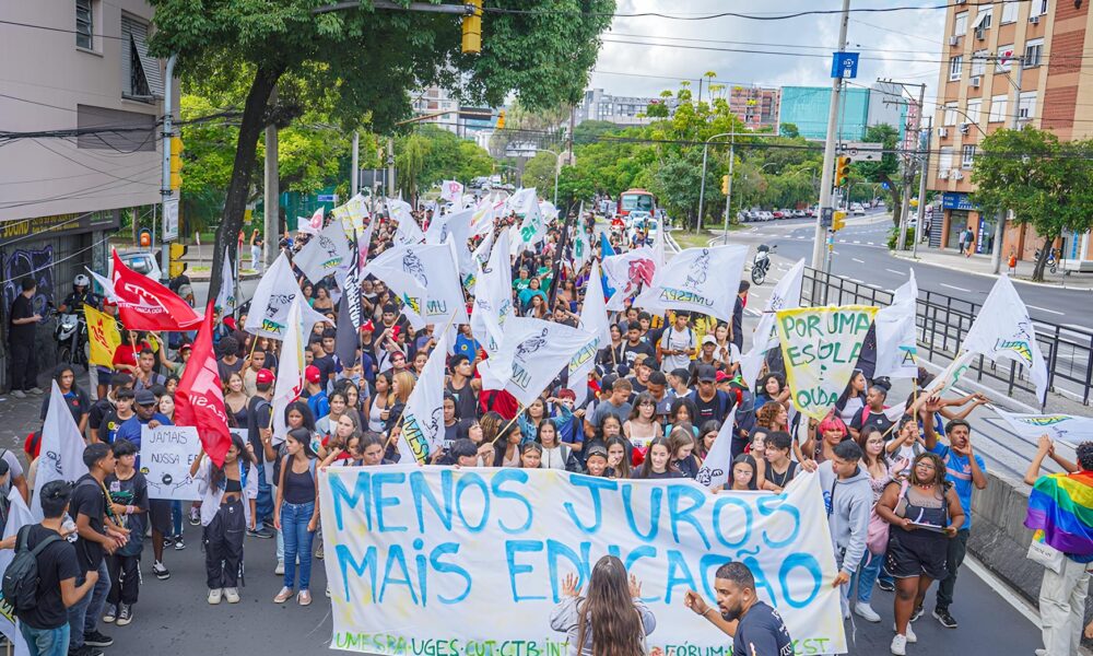 O Grito das Ruas Juros Altos Empurram o Brasil para um Abismo Social Enquanto Banqueiros Lucram Bilh es O Grito das Ruas: Juros Altos Empurram o Brasil para um Abismo Social Enquanto Banqueiros Lucram Bilhões