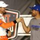 Kyle Larson vs Denny Hamlin A Rivalidade Que Est Incendiando a NASCAR em 2025 Kyle Larson vs. Denny Hamlin: A Rivalidade Que Está Incendiando a NASCAR em 2025