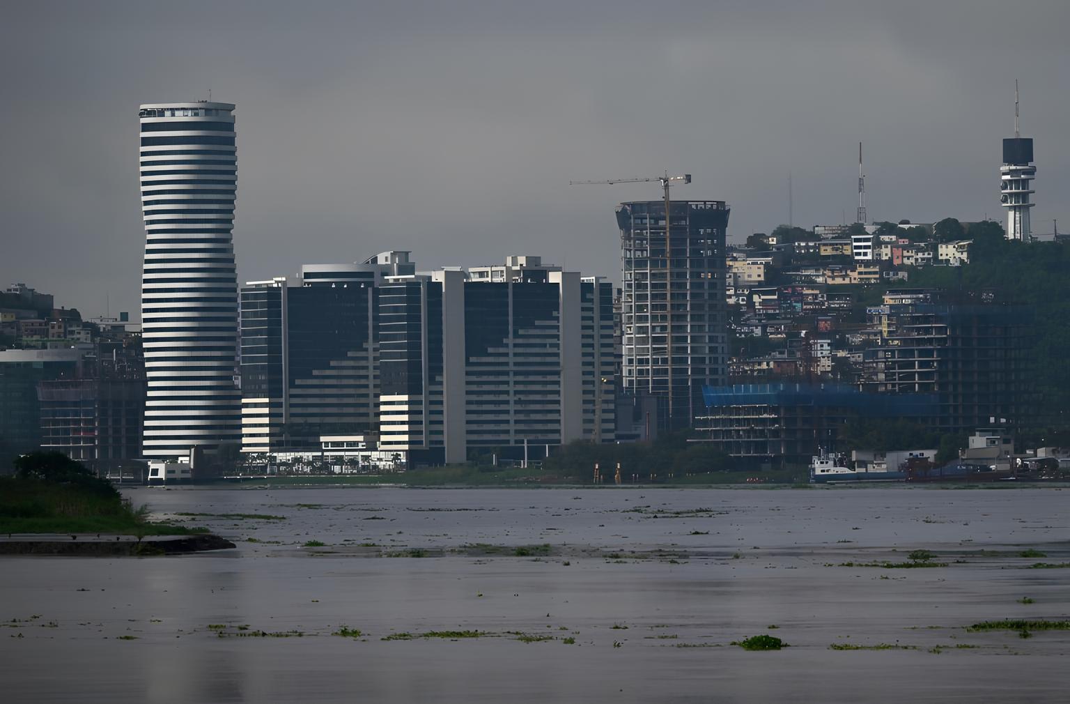 O Equador à Beira do Colapso: Crime, Desemprego e a Incerteza de um Futuro Incerto 1 O Equador Beira do Colapso Crime Desemprego e a Incerteza de um Futuro Incerto O Equador à Beira do Colapso: Crime, Desemprego e a Incerteza de um Futuro Incerto