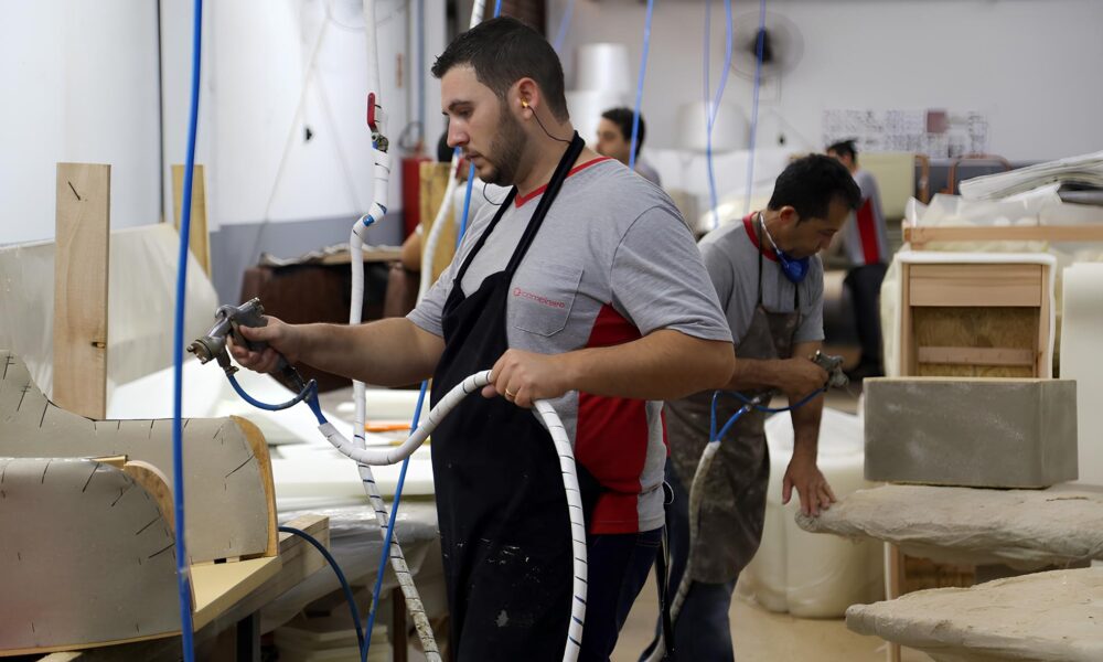 O Futuro do Trabalho no Paran Como o Novo Piso Regional Est Redefinindo a Economia e a Vida dos Trabalhadores em 2025 O Futuro do Trabalho no Paraná: Como o Novo Piso Regional Está Redefinindo a Economia e a Vida dos Trabalhadores em 2025