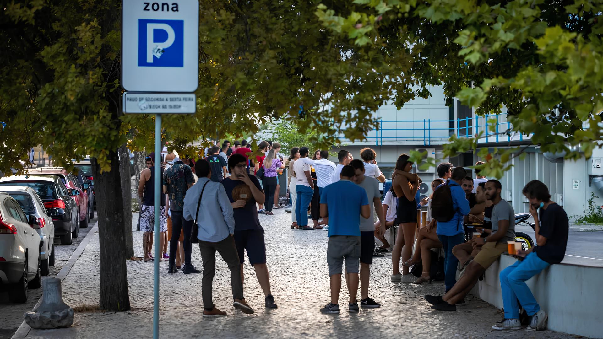 Por Que Os Jovens Estão Deixando Portugal? Uma História de Sonhos, Desafios e Esperança 1 Por Que Os Jovens Estão Deixando Portugal? Uma História de Sonhos, Desafios e Esperança