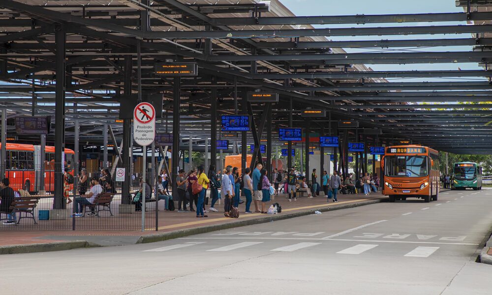 Como Curitiba Est Transformando Terminais de nibus em Portais de Oportunidades 5 671 Vagas e uma Revolu o Silenciosa no Mercado de Trabalho Como Curitiba Está Transformando Terminais de Ônibus em Portais de Oportunidades: 5.671 Vagas e uma Revolução Silenciosa no Mercado de Trabalho