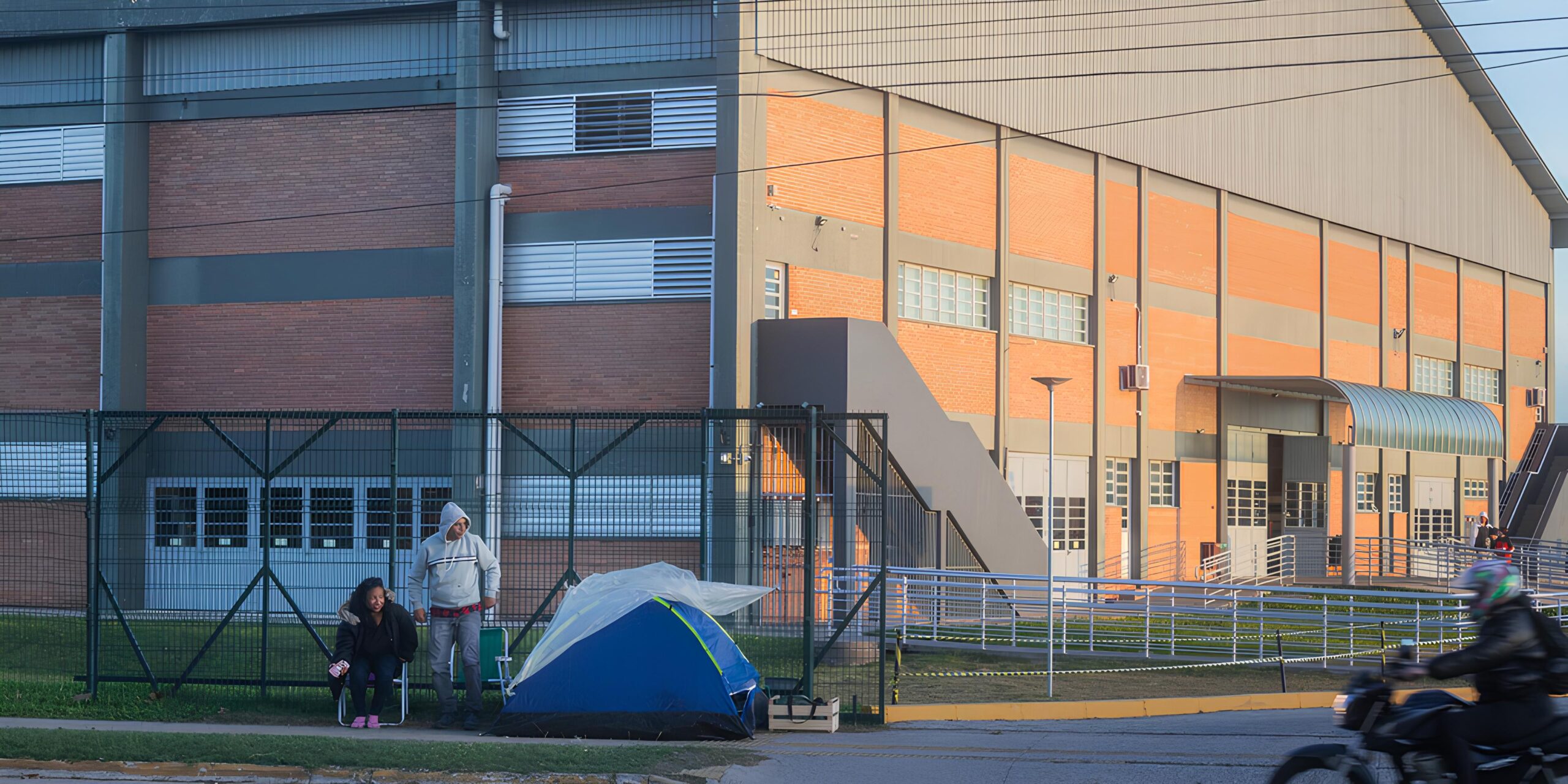 Feira Emprega Pelotas: A Batalha Pela Dignidade Começa Antes do Amanhecer 1 Feira Emprega Pelotas A Batalha Pela Dignidade Come a Antes do Amanhecer scaled Feira Emprega Pelotas: A Batalha Pela Dignidade Começa Antes do Amanhecer