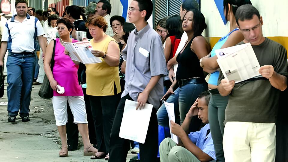 O Desemprego Silencioso Por Dentro da Crise de Longo Prazo no Brasil O Desemprego Silencioso: Por Dentro da Crise de Longo Prazo no Brasil