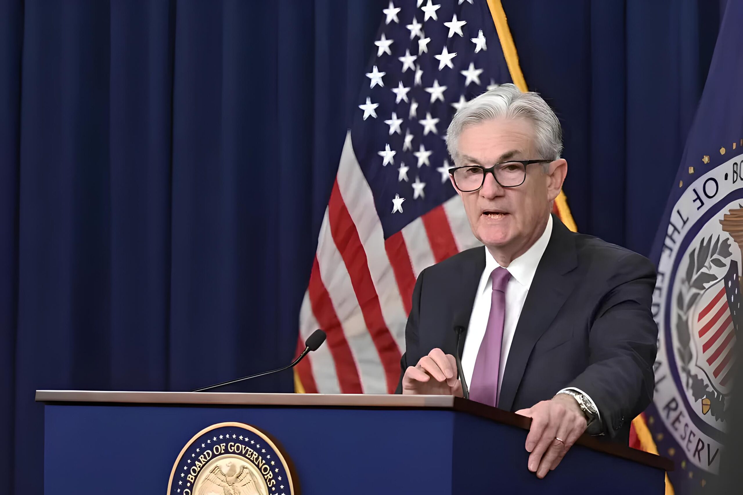 Powell Anuncia Nova Era para o Fed: O Que Muda na Economia Global? 1 Powell Anuncia Nova Era para o Fed O Que Muda na Economia Global scaled Powell Anuncia Nova Era para o Fed: O Que Muda na Economia Global?