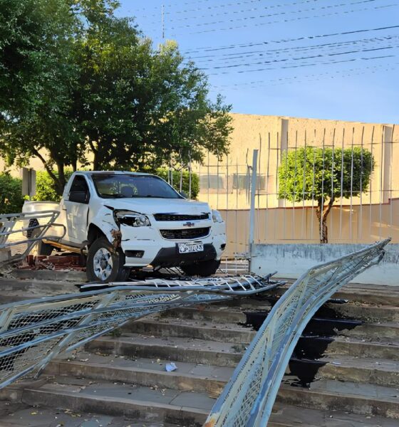 Quando o Caos Encontra a Lei: A Noite em que um Carro Derrubou as Grades do Fórum de Dracena 2 Quando o Caos Encontra a Lei A Noite em que um Carro Derrubou as Grades do F rum de Dracena Quando o Caos Encontra a Lei: A Noite em que um Carro Derrubou as Grades do Fórum de Dracena