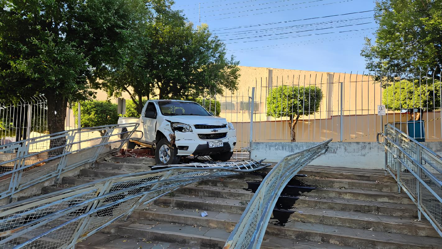 Quando o Caos Encontra a Lei: A Noite em que um Carro Derrubou as Grades do Fórum de Dracena 1 Quando o Caos Encontra a Lei A Noite em que um Carro Derrubou as Grades do F rum de Dracena Quando o Caos Encontra a Lei: A Noite em que um Carro Derrubou as Grades do Fórum de Dracena