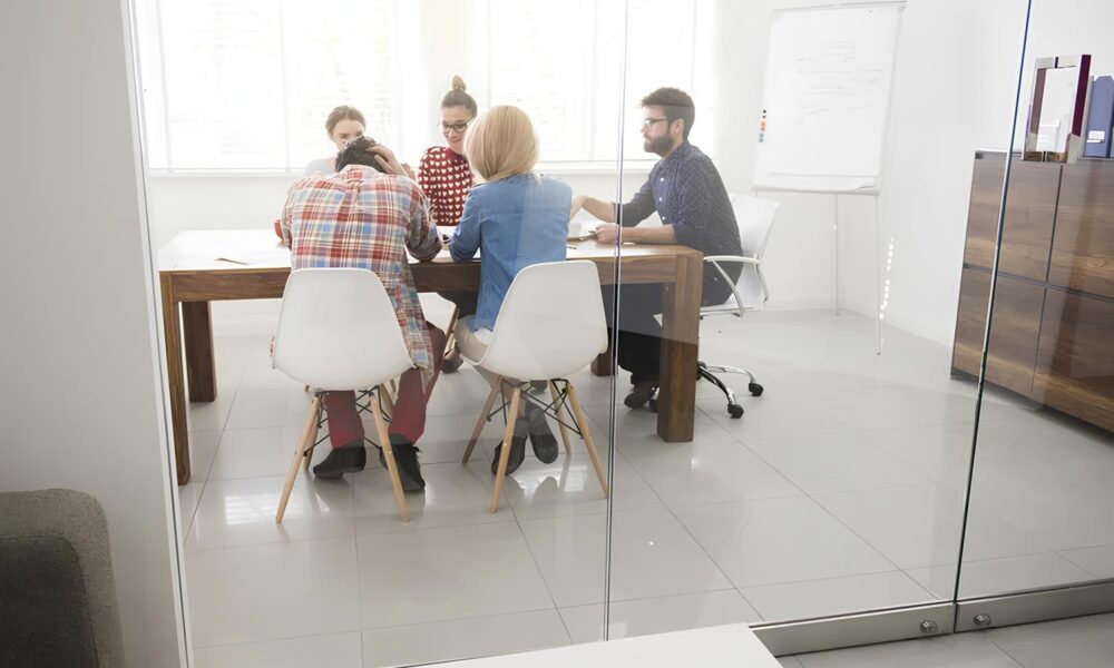 1 em Cada 4 Jovens Leva os Pais para Entrevistas de Emprego O Fen meno que Est Redefinindo o Futuro do Trabalho 1 em Cada 4 Jovens Leva os Pais para Entrevistas de Emprego: O Fenômeno que Está Redefinindo o Futuro do Trabalho