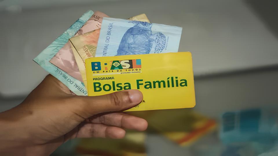 Bolsa Família ou CLT? A Verdadeira História Sobre o Casamento Entre Emprego e Benefício Social 1 Bolsa Fam lia ou CLT A Verdadeira Hist ria Sobre o Casamento Entre Emprego e Benef cio Social Bolsa Família ou CLT? A Verdadeira História Sobre o Casamento Entre Emprego e Benefício Social