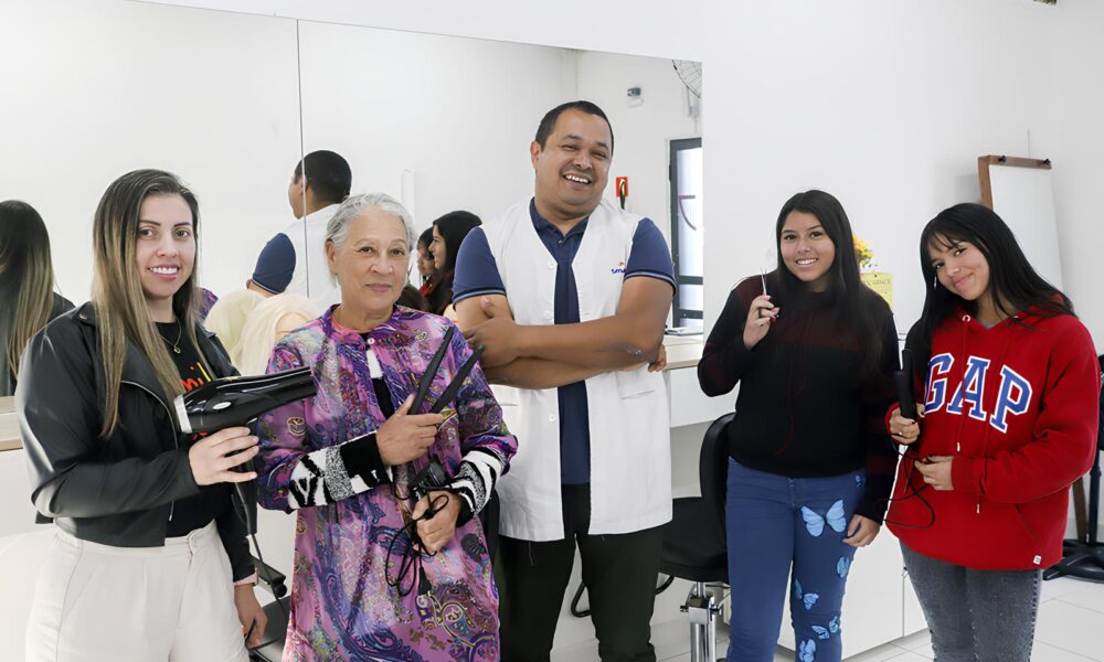 De Tesoura em Punho Como Curitiba Est Transformando Vidas com Cursos Gratuitos de Corte de Cabelo De Tesoura em Punho: Como Curitiba Está Transformando Vidas com Cursos Gratuitos de Corte de Cabelo