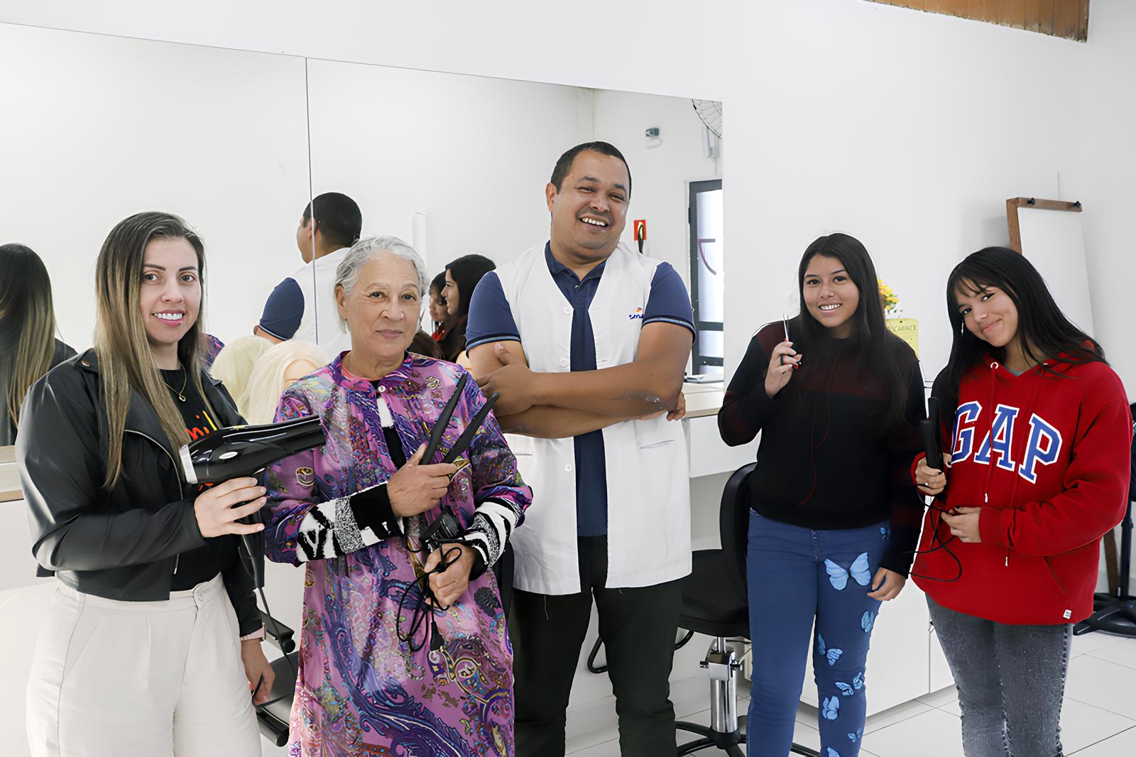 De Tesoura em Punho: Como Curitiba Está Transformando Vidas com Cursos Gratuitos de Corte de Cabelo 1 De Tesoura em Punho Como Curitiba Est Transformando Vidas com Cursos Gratuitos de Corte de Cabelo De Tesoura em Punho: Como Curitiba Está Transformando Vidas com Cursos Gratuitos de Corte de Cabelo