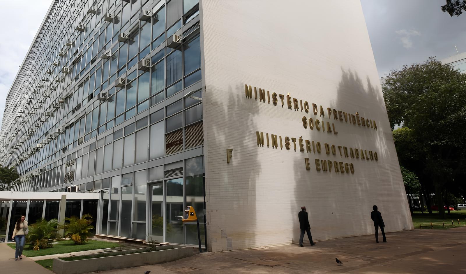 O Futuro do Trabalho no Brasil: Como a II Conferência Nacional do Trabalho Pode Redefinir as Relações Trabalhistas 1 O Futuro do Trabalho no Brasil Como a II Confer ncia Nacional do Trabalho Pode Redefinir as Rela es Trabalhistas O Futuro do Trabalho no Brasil: Como a II Conferência Nacional do Trabalho Pode Redefinir as Relações Trabalhistas