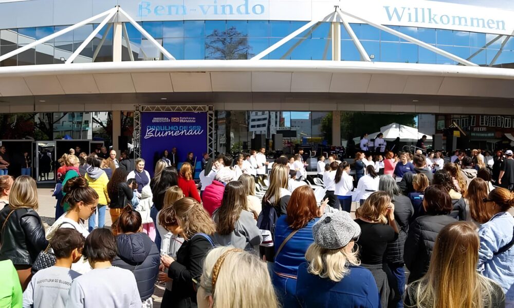 Blumenau se Torna o Epicentro da Oportunidade Feir o de Empregos e Qualifica o Profissional Re ne Mais de 2 Mil Vagas em Evento Transformador Blumenau se Torna o Epicentro da Oportunidade: Feirão de Empregos e Qualificação Profissional Reúne Mais de 2 Mil Vagas em Evento Transformador