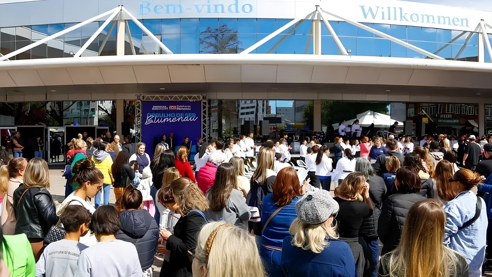Blumenau se Torna o Epicentro da Oportunidade: Feirão de Empregos e Qualificação Profissional Reúne Mais de 2 Mil Vagas em Evento Transformador 1 Blumenau se Torna o Epicentro da Oportunidade Feir o de Empregos e Qualifica o Profissional Re ne Mais de 2 Mil Vagas em Evento Transformador Blumenau se Torna o Epicentro da Oportunidade: Feirão de Empregos e Qualificação Profissional Reúne Mais de 2 Mil Vagas em Evento Transformador