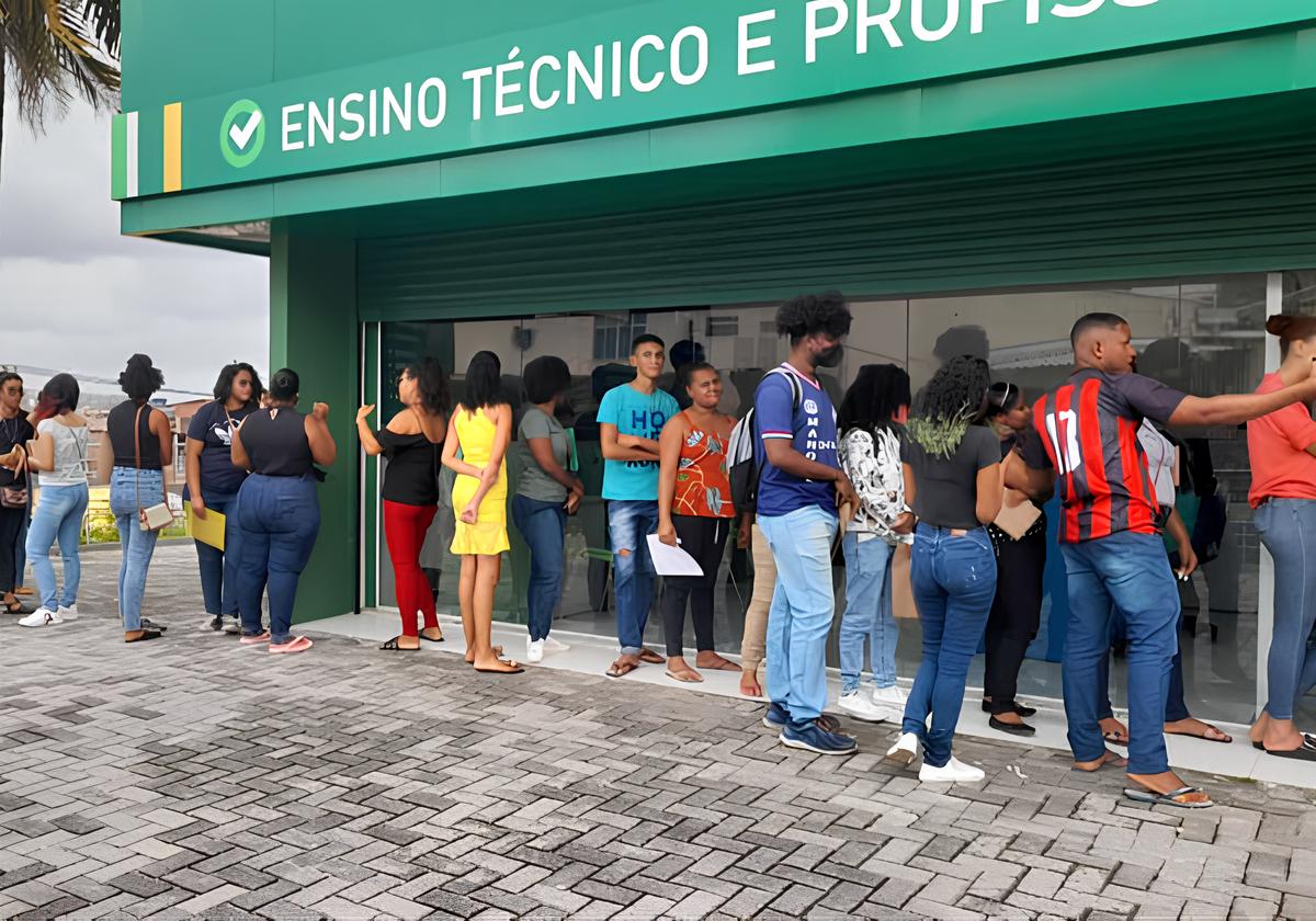 Como Salvador Está Transformando Vidas em Plataforma: O Mutirão Que Reúne Empregos, Saúde e Justiça 1 Como Salvador Est Transformando Vidas em Plataforma O Mutir o Que Re ne Empregos Sa de e Justi a Como Salvador Está Transformando Vidas em Plataforma: O Mutirão Que Reúne Empregos, Saúde e Justiça