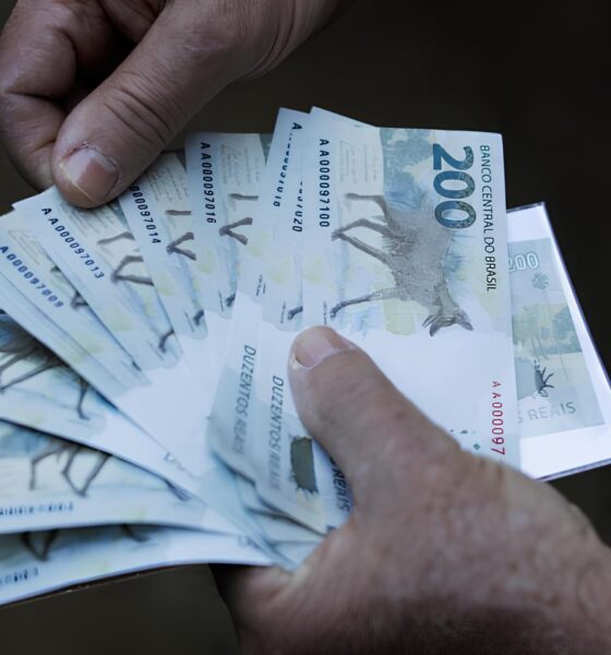 Como o Brasil Pode Enfrentar as Grandes Transições e Reescrever a Equação da Produtividade, Emprego e Salários? 2 Como o Brasil Pode Enfrentar as Grandes Transi es e Reescrever a Equa o da Produtividade Emprego e Sal rios Como o Brasil Pode Enfrentar as Grandes Transições e Reescrever a Equação da Produtividade, Emprego e Salários?