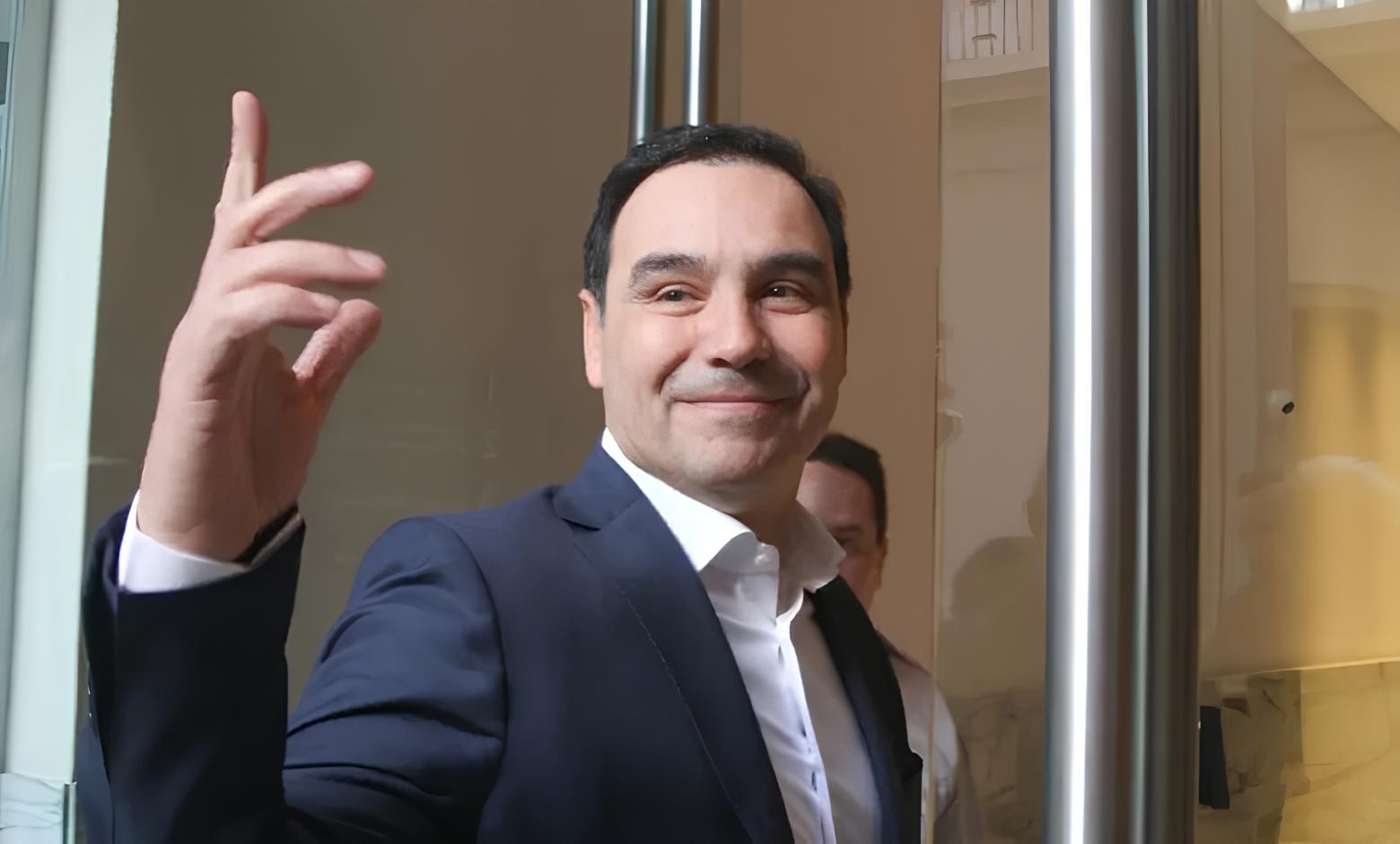 Gustavo Vald s e a Mensagem das Urnas A Humildade como Caminho para o Futuro da Argentina Gustavo Valdés e a Mensagem das Urnas: A Humildade como Caminho para o Futuro da Argentina