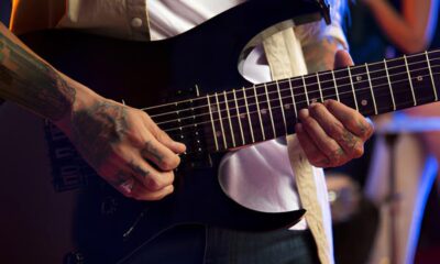 Quando a M sica Entra em Conflito O Caso do Guitarrista que Provou Ser Mais Que um Parceiro de Palco Quando a Música Entra em Conflito: O Caso do Guitarrista que Provou Ser Mais Que um Parceiro de Palco