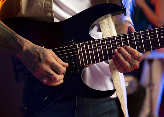 Quando a M sica Entra em Conflito O Caso do Guitarrista que Provou Ser Mais Que um Parceiro de Palco Quando a Música Entra em Conflito: O Caso do Guitarrista que Provou Ser Mais Que um Parceiro de Palco