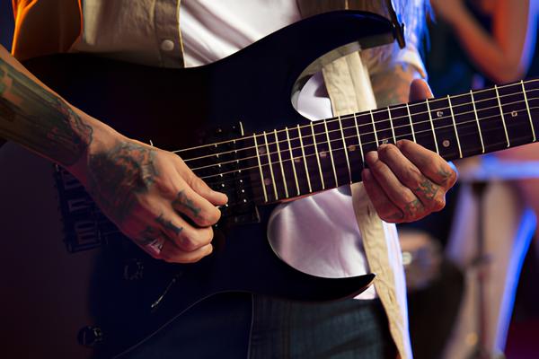 Quando a M sica Entra em Conflito O Caso do Guitarrista que Provou Ser Mais Que um Parceiro de Palco Quando a Música Entra em Conflito: O Caso do Guitarrista que Provou Ser Mais Que um Parceiro de Palco